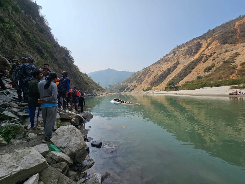 काठमाडौंबाट ओखलढुङ्गा जाँदै गरेको बस तामाकोसी नदीमा खस्यो, १० को मृत्यु